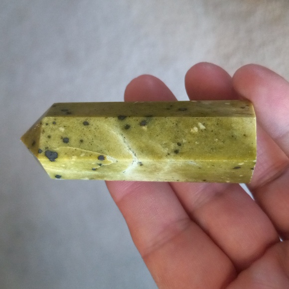 Serpentine Crystal Tower - Picture 3 of 6